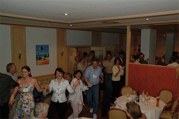 Hotel Hilton, Aufstehen zum Tanzen